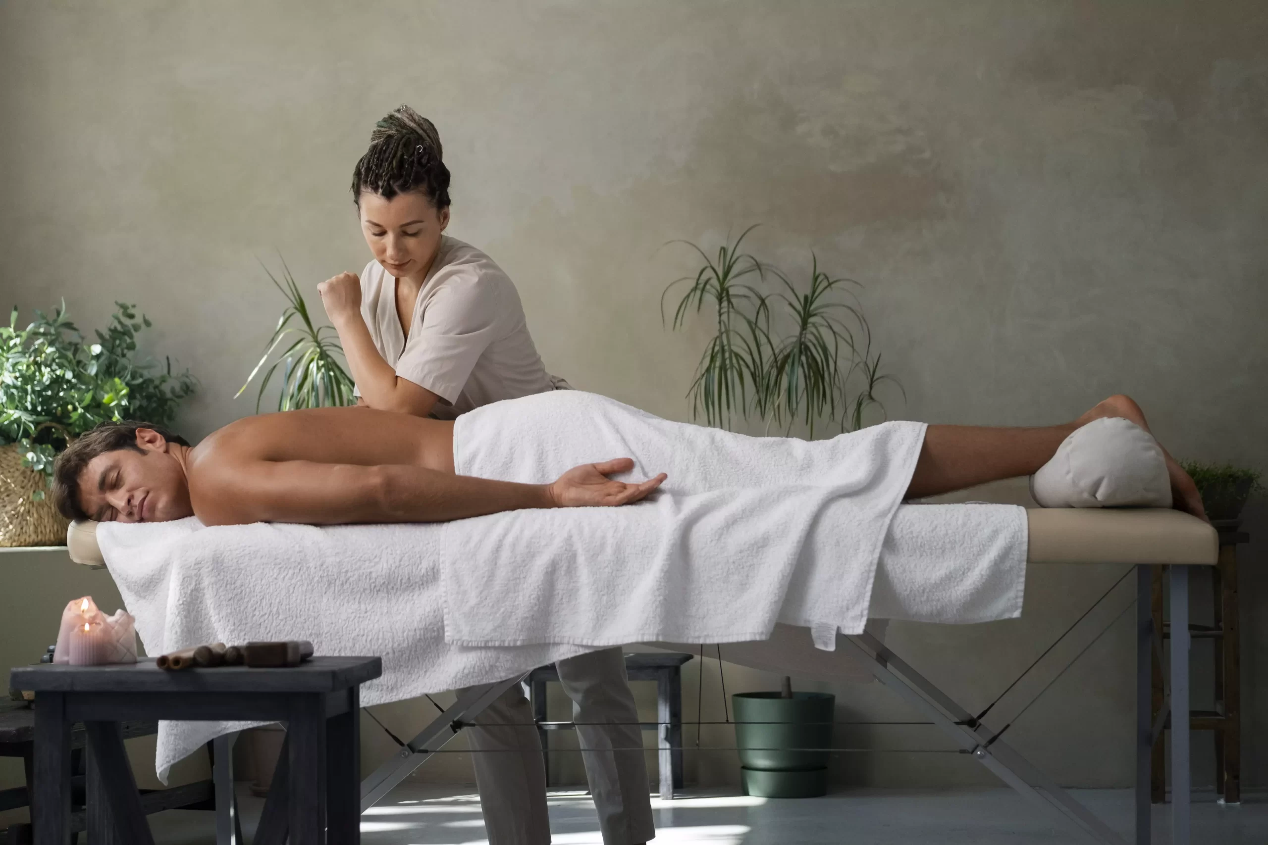 AnyConv.com__front-view-woman-working-spa-1 masajes-relajantes-muscular-en-san-borja-lima